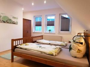 Un pat sau paturi într-o cameră la Ferienhaus Weitblick