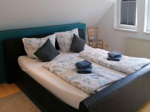En eller flere senge i et værelse på Ferienhaus Weitblick