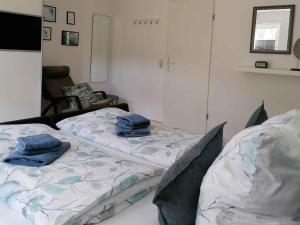 Dos camas en una habitación con toallas. en Ferienhaus Weitblick, en Eslohe