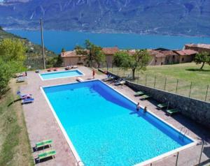 una gran piscina con un lago en el fondo en Casa Cristina - Vista Lago, en Tignale