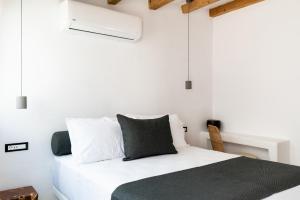 Postel nebo postele na pokoji v ubytování Ryous Mykonos