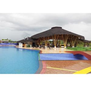 Bazén v ubytování Urbanview Hotel Belitung Lodge Resto & Club House by RedDoorz nebo v jeho okolí