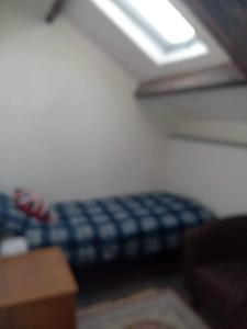 een kamer met een bed in een kamer met een raam bij Picturesque holiday cottage Britanny France in Treuscoat