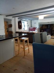 cocina y sala de estar con mesa y sofá en Picturesque holiday cottage Britanny France, en Treuscoat