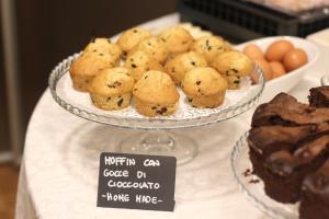 un assortiment de biscuits et autres desserts sur une table dans l'établissement Hotel Cavour, à Novara