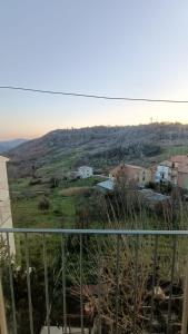 Aussicht vom Balkon eines Hauses in der Unterkunft Casa vacanze a Furci (Chieti) in Furci