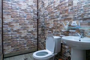 タシュケントにあるHotel & Hostel Galleryのトイレと洗面台のあるバスルーム +44枚の写真