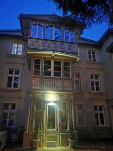 ソポトにあるKamienica Sopot Apartamentyの夜間の玄関付き大家