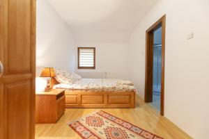 a bedroom with a bed and a lamp on a table at Pensiunea Cașoca-Cascadă in Siriu