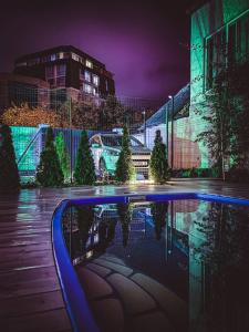 una piscina con alberi di Natale e un edificio di Levanevsky Hotel a Odessa