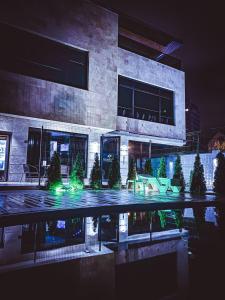 un bâtiment avec des arbres de Noël et des lumières dans une piscine dans l'établissement Levanevsky Hotel, à Odessa