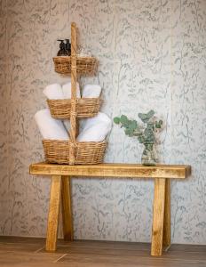 un estante con cestas y toallas sobre una mesa en The White Lion Cowbridge, en Cowbridge