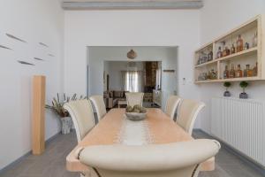Posedenie v ubytovaní Ble Oneiro villa CRYSTAL