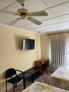 阿爾卡拉德克西韋爾特的住宿－Hostal Rosaleda，客房设有两张床和天花板上的电视。