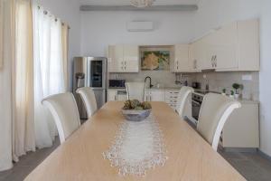 Kuchyňa alebo kuchynka v ubytovaní Ble Oneiro villa CRYSTAL