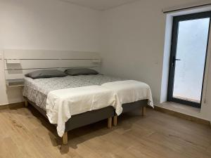 1 dormitorio con cama y ventana. en Sea Views Apartments Gamboa en Praia