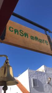 馬斯帕洛馬斯的住宿－Casa Mamre，挂在街头灯上的读卡萨阿诺纳玛的标志