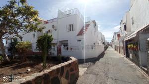马斯帕洛马斯Casa Mamre的一条有白色建筑和墙壁的街道