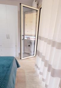 Een badkamer bij Small Studio near the Olimpik Park
