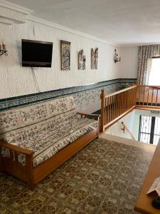 TV a/nebo společenská místnost v ubytování Hostal Rosaleda