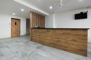 Televisyen dan/atau pusat hiburan di Super Capital O Sri Suprabhat Grand Near Kachiguda Railway Station +28 gambar