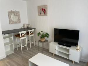 biały salon z telewizorem z płaskim ekranem w obiekcie the Dream w mieście Bandol +8 zdjęć