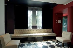 a room with a bench and two chairs and a window at Hotel Piccolo Portofino in Portofino