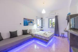 a living room with a bed and a couch at SantoriniNY in Perissa