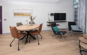 a dining room with a table and chairs at Texbed in Den Burg