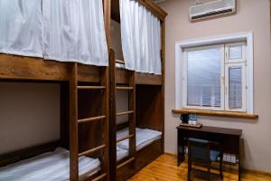 タシュケントにあるHotel & Hostel Galleryの窓のある部屋に二段ベッドが2つある