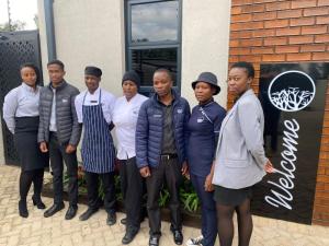 un gruppo di persone in piedi davanti a un edificio di Sasavona Boutique Hotel a Polokwane