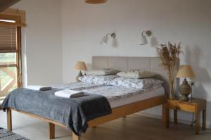 1 dormitorio con 1 cama con 2 almohadas en Azyl Apetytu, en Filipów