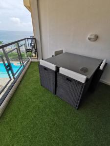 a balcony with a table and a view of the ocean at Appartement en bord de mer in Cannes