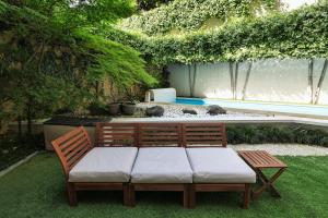 Bazén v ubytovaní PRESTIGE BOUTIQUE HOMES - Garden & Pool alebo v jeho blízkosti