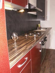 eine Küche mit einer Arbeitsplatte mit einem Weinglas in der Unterkunft Ferienhaus Eberbach in Eberbach