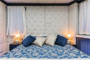 Posteľ alebo postele v izbe v ubytovaní THE GARDEN REGENCY