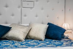 Posteľ alebo postele v izbe v ubytovaní THE GARDEN REGENCY
