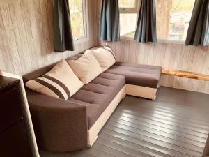 94 Newquay Bay Resort pet friendly في نيوكواي: غرفة معيشة مع أريكة ونافذة