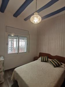 um quarto com uma cama grande e um tecto em Mediterrani Haus em L'Ametlla de Mar