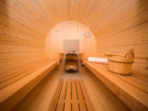 una pequeña sauna de madera con una mesa. en Berghaus Wiesegg - uriges Tiroler Bauernhaus, en Fügenberg