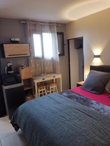 - une chambre avec un lit, un bureau et une fenêtre dans l'établissement Hostal 170 Room 15 Service Appartement, à Le Tampon