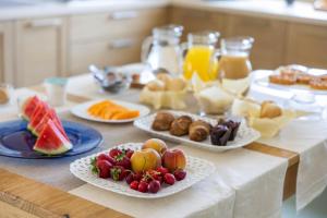 CorsanoにあるModsalento - Rooms and breakfastの果物盛り合わせのテーブル