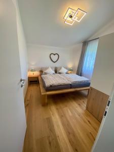 um quarto com uma cama num quarto com um tecto em Zirbenblick Apartment Turrach em Brandstätter