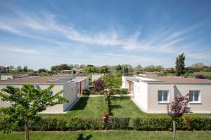 eine Luftaufnahme eines Hauses mit Garten in der Unterkunft Vada Village in Vada