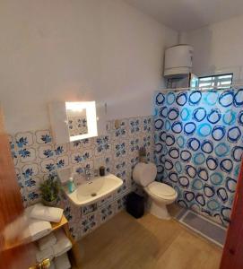 La salle de bains est pourvue de toilettes et d'un lavabo. dans l'établissement Pagonia Apartments, à Arillas