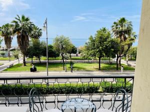 una vista da un balcone di un parco con palme di RarityArt GuestHouse a Salerno