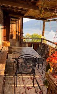 un patio con mesa y sillas en un porche en Berghaus Wiesegg - uriges Tiroler Bauernhaus, en Fügenberg