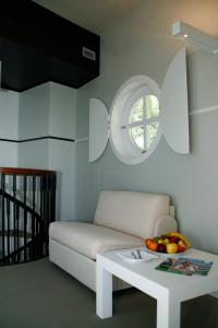 a living room with a couch and a table with a bowl of fruit at Hotel Piccolo Portofino in Portofino