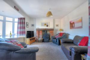 ein Wohnzimmer mit 2 Sofas und einem Kamin in der Unterkunft Seaview in Lyme Regis