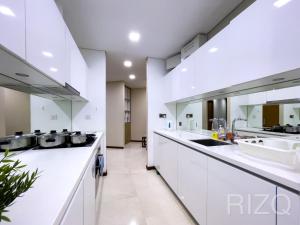 Kuchyň nebo kuchyňský kout v ubytování Vortex KLCC Suites by Homestay
